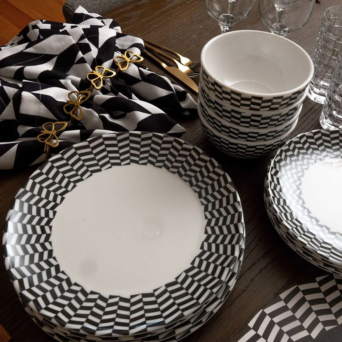Black & White Chevron Dinner Plate Set of 4